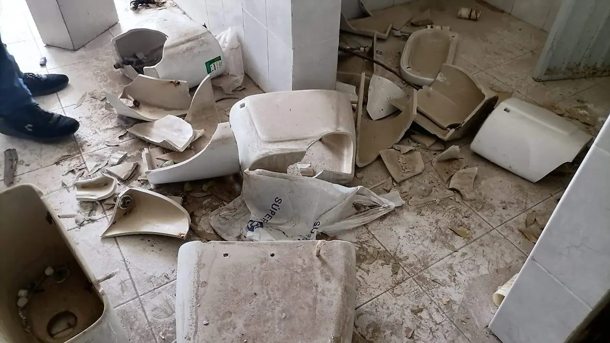 escuela robada en las julias roban saquean escuelas 5