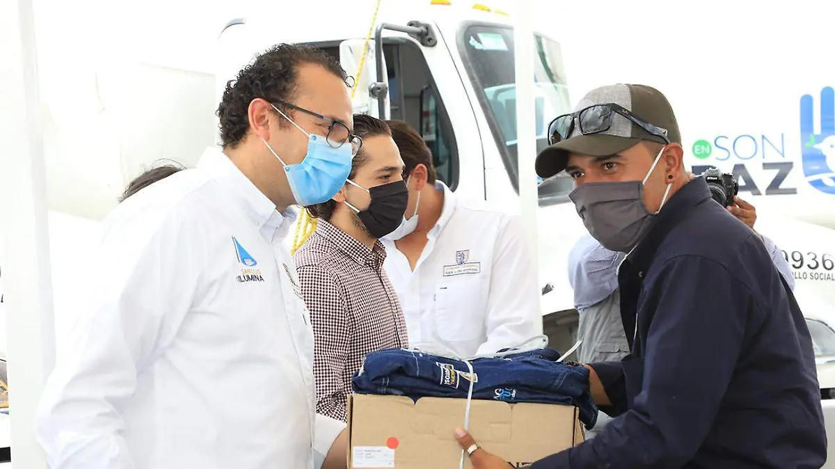 ENTREGA UNIFORMES A OPERADORES DEL PROGRAMA 5