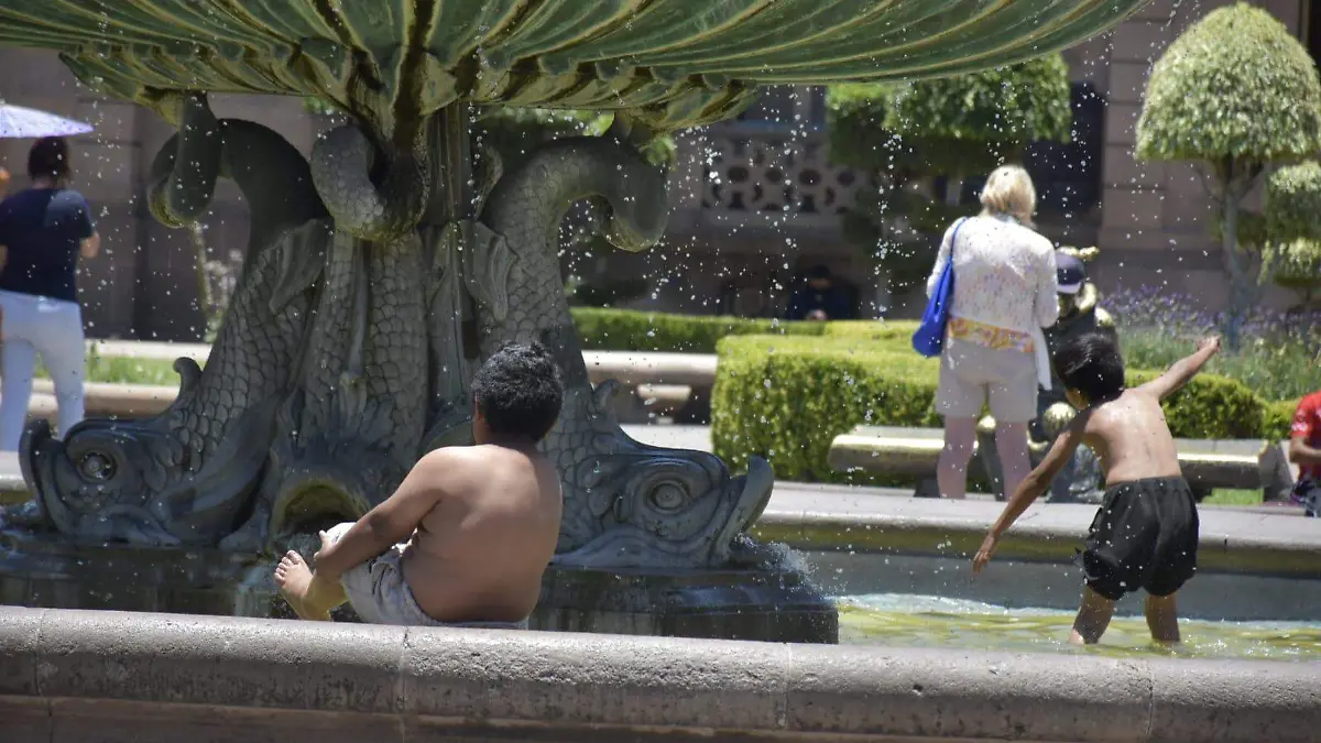 niños y niñas poblacion infantil infantes pequeños calor