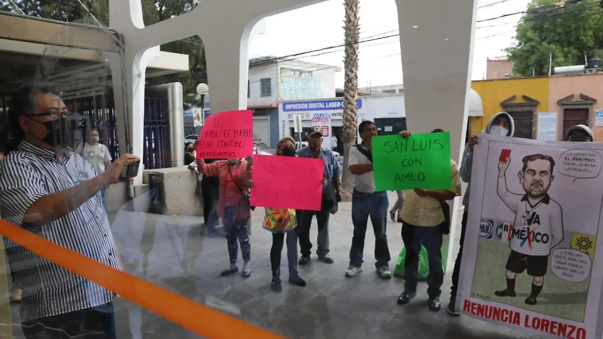 Morenistas confrontan a presidente del INE  2