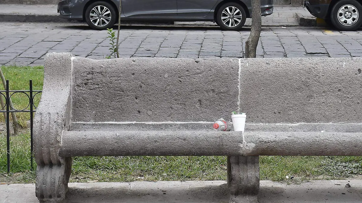 banca y bote de unicel y refresco