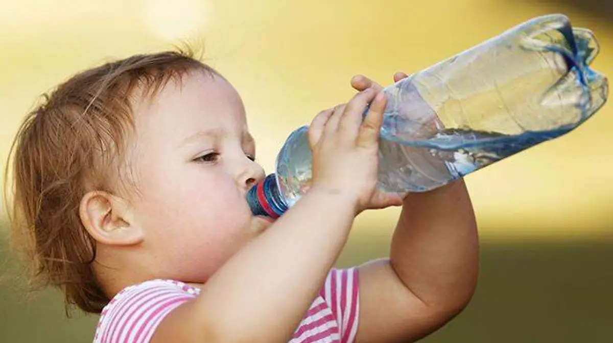 agua deshidratacion tomando agua bebe