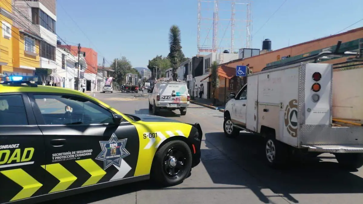 Poste derribado en accidente