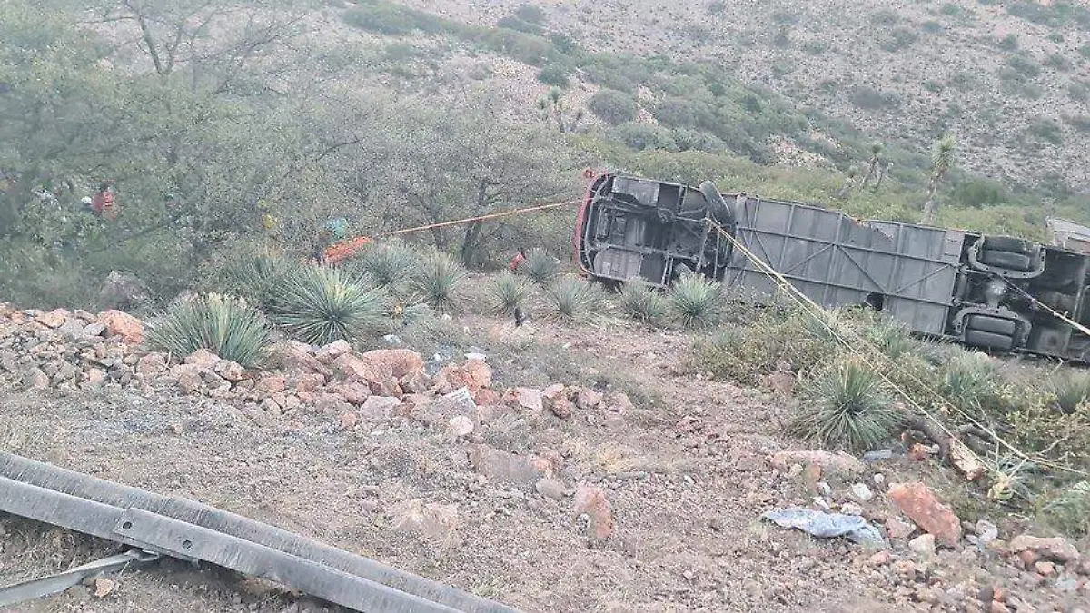 Cae autobús a un barranco en SLP 3