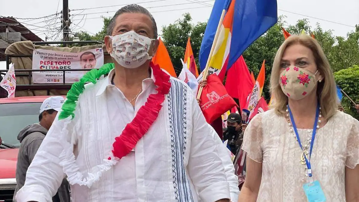 En campaña Octavio Pedroza con su esposa