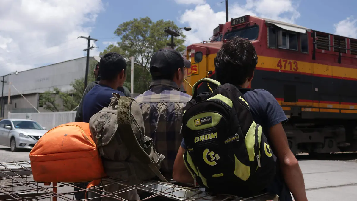 Esperando el tren en las vias junto a la casa del migrante