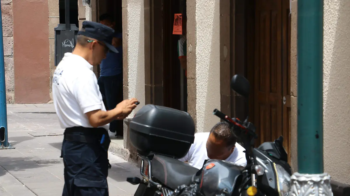 POLICIA DE TRANSITO HACE SU TRABAJO2