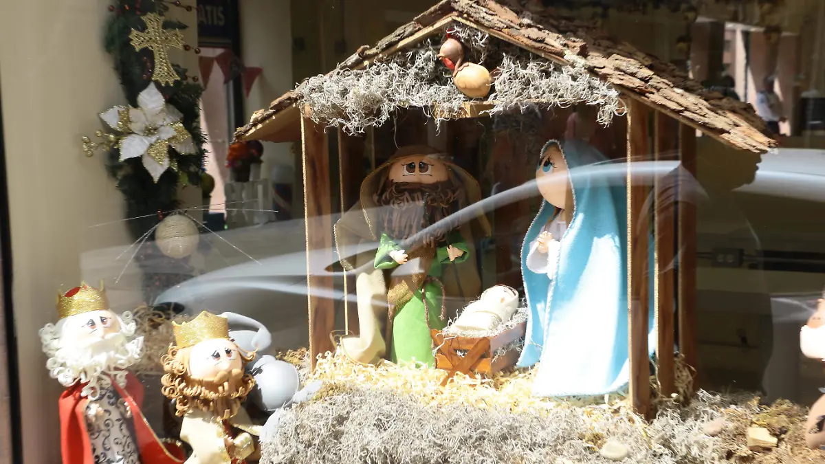SE ACABO EL AÑO, BRUJAS, ALTARES JUGUETES Y NACIMIENTOS ADORNAN COMERCIOS