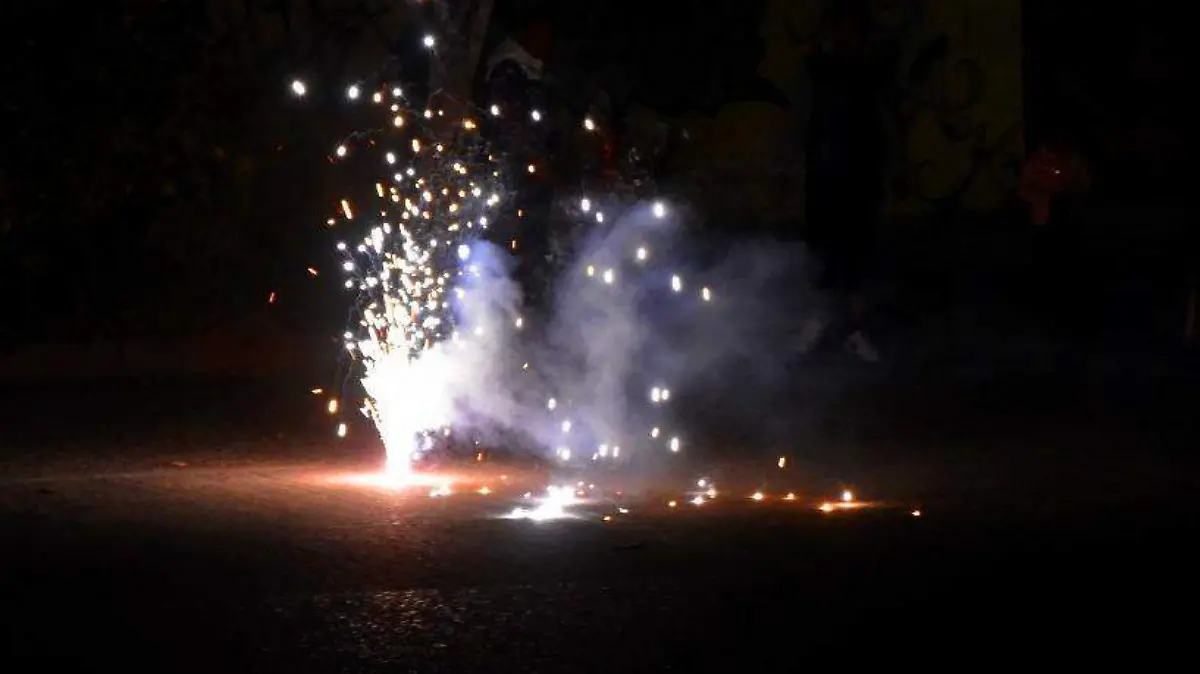 tronando cuetes cohetes pirotecnia fuegos artificiales chispas