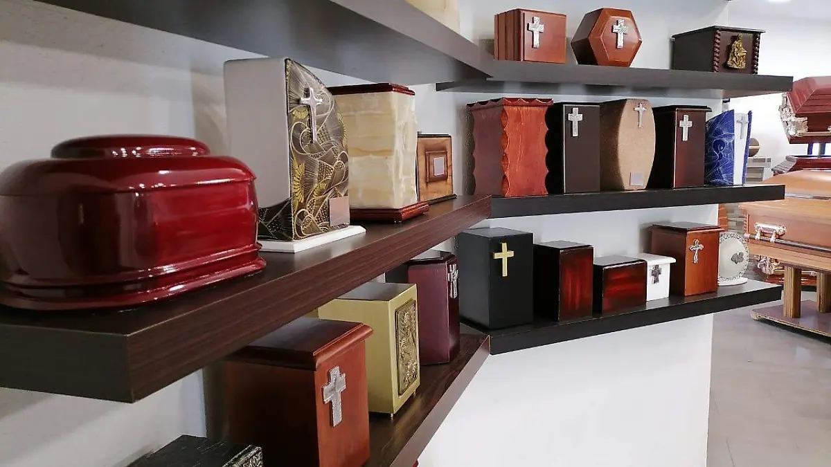 ataud cofre sarcofago lapida fetrero tumba cruz cenizas urna