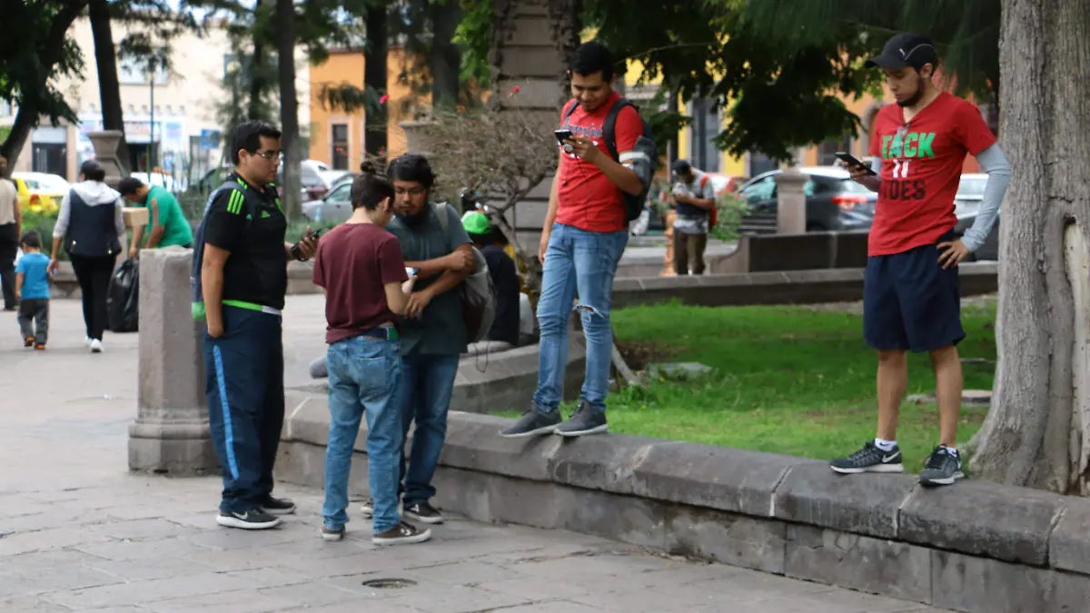 JOVENES SE REUNEN A JUGAR POKEMON GO UN DIA AL MES , DIACONOCIDO COMO COMMUNITYDAY EN EL QUE SALEN EN GRUPOS DE 1 A 4 DE LA TARDE RECREANDOSE EN EL JUEGO VIRTUAL2