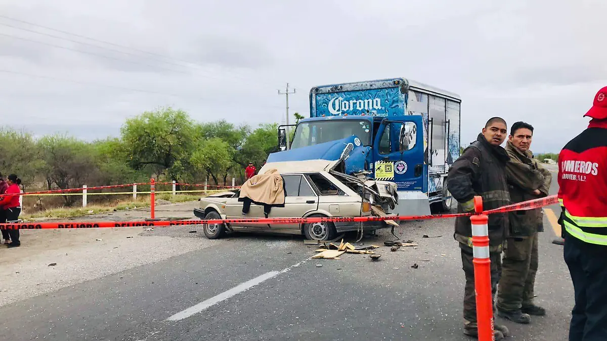 Choque auto y camión (2)