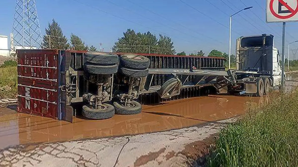 01 vuelca trailer en avenida CFE