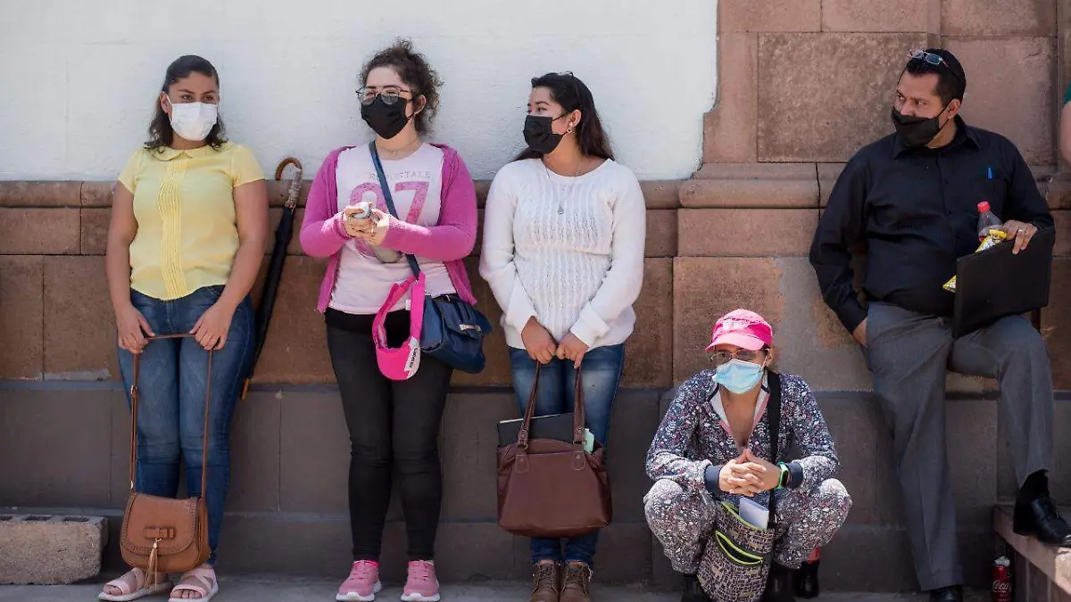 987 Hasta 12 horas esperan trabajadores del sector salud por vacuna vs Covid-19 en Hospital Militar