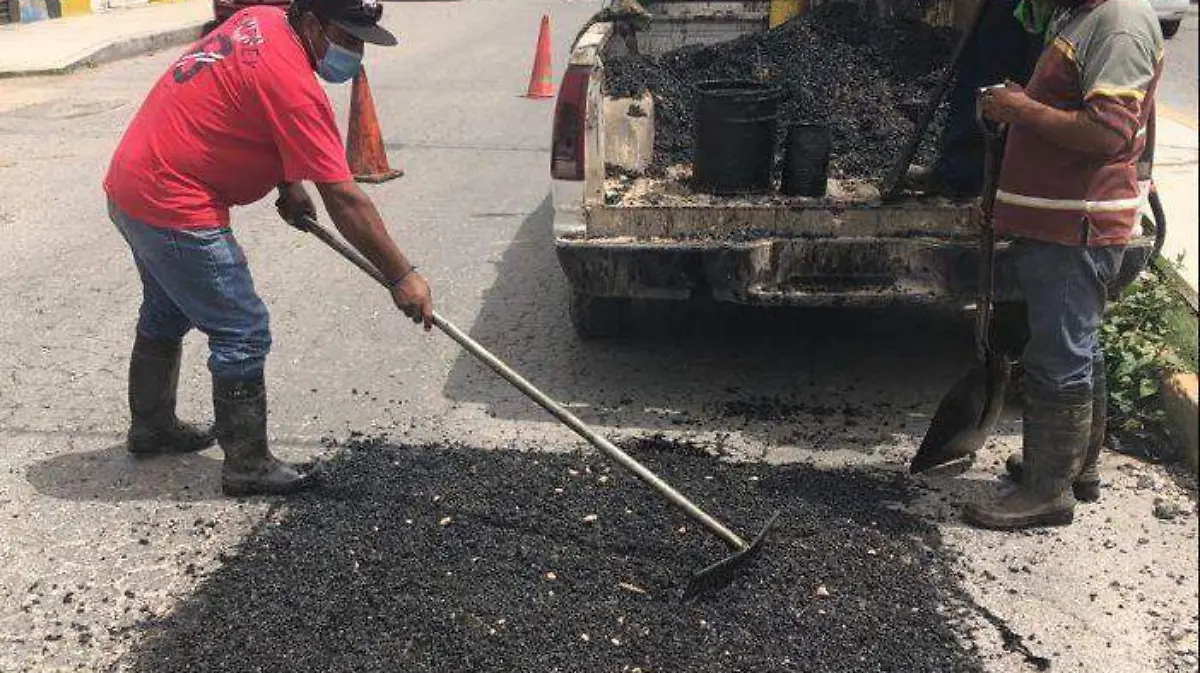 Trabajan en bacheo en Soledad