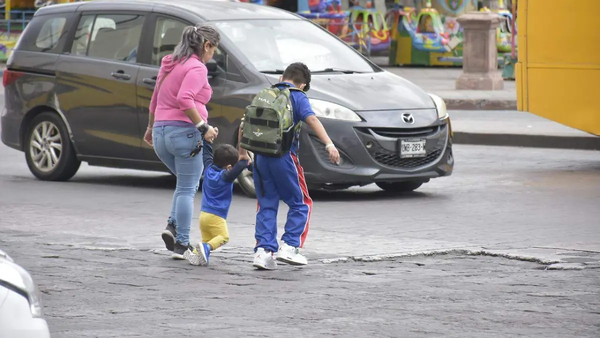 niños niñas menores de edad regreso a clases salida de la escuela hora 2