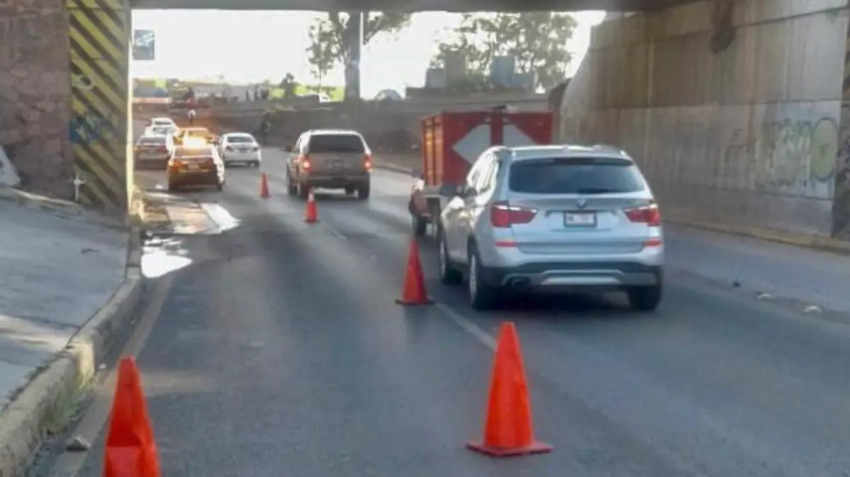 Cierre de carril en Av Nava