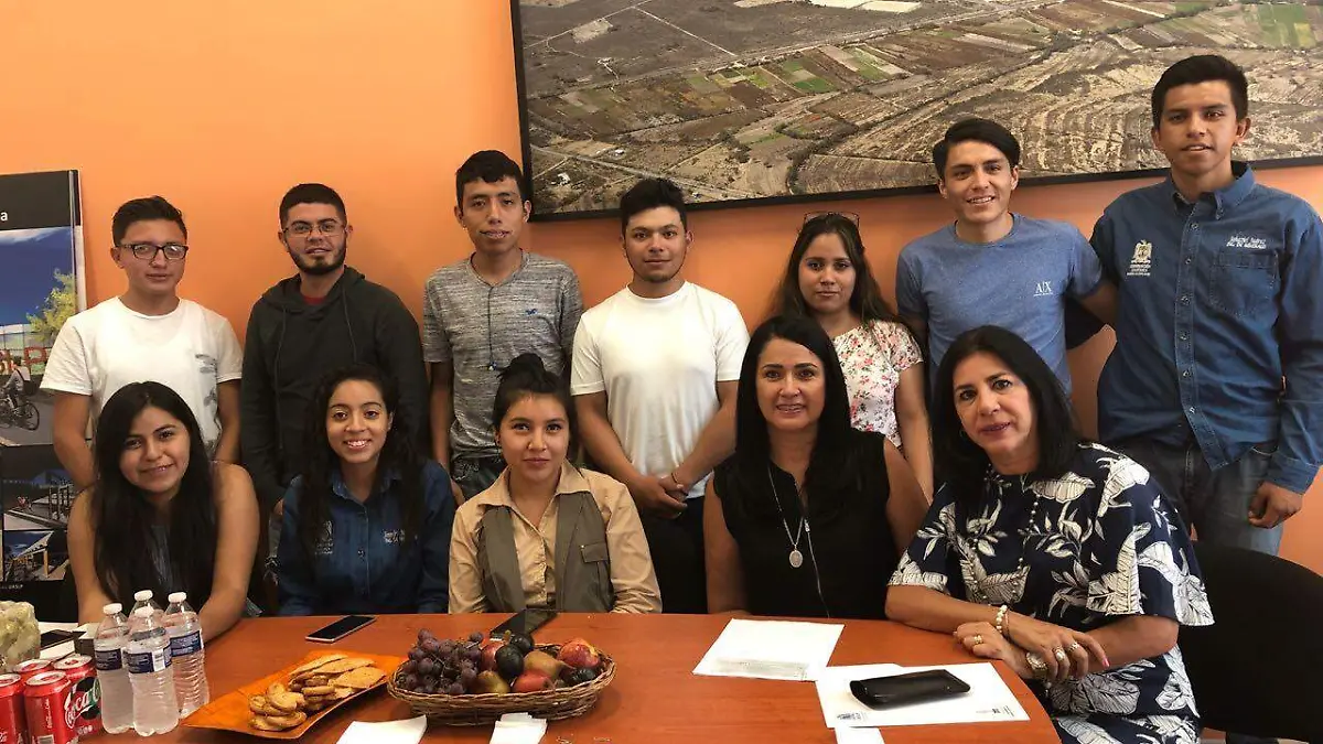 Emtrega de becas a estudiantes UASLP