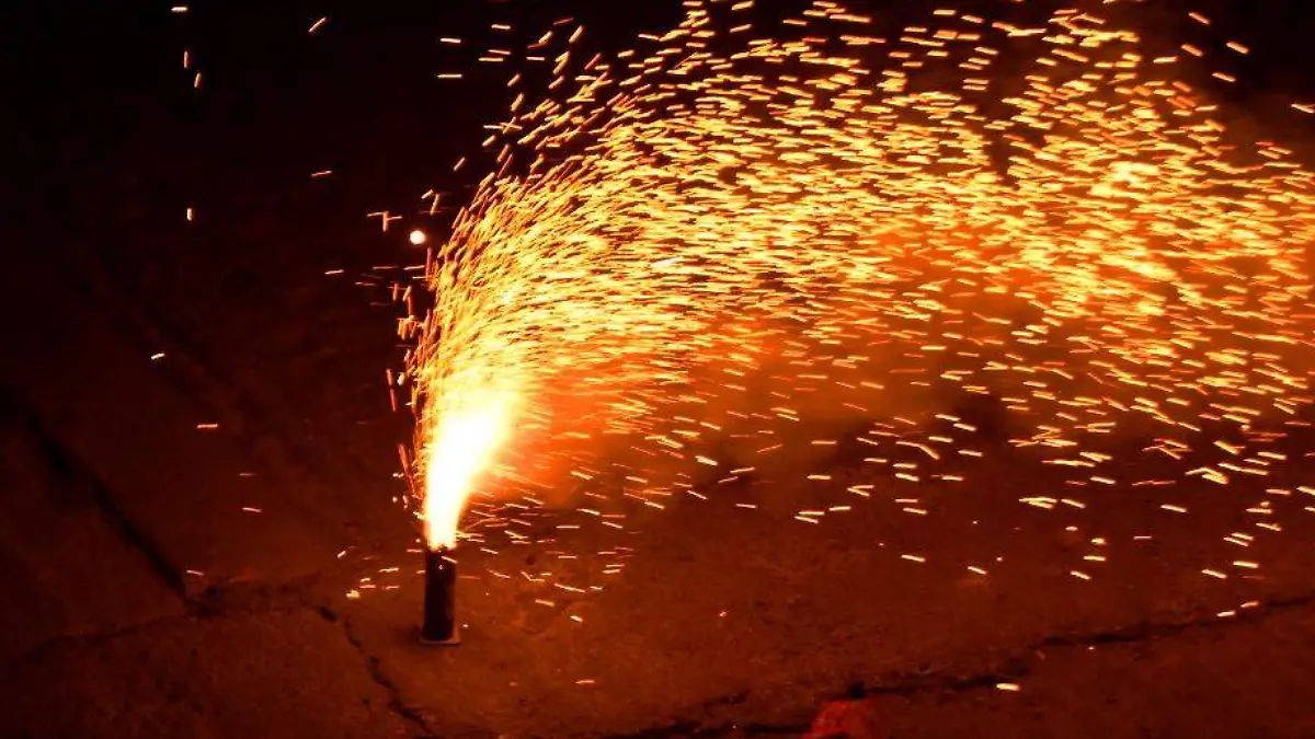 tronando cuetes cohetes pirotecnia fuegos artificiales 2