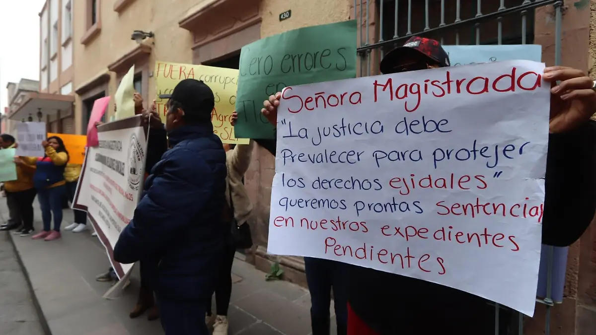 Ejidatarios protestan por despojo de tierras 