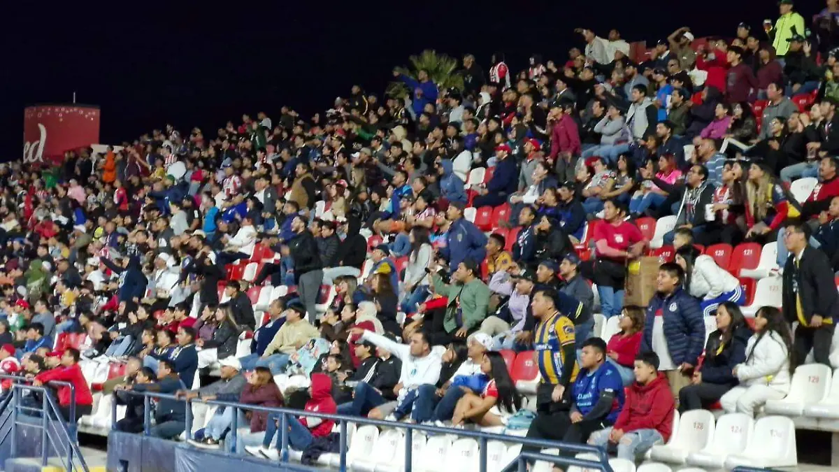 aficionados del Atlético de San Luis el juego en el Lastras  (1)