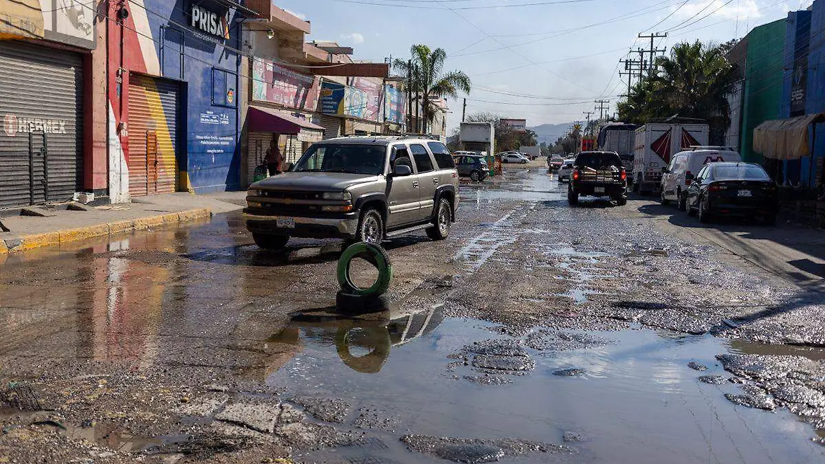 fuga de agua en calle Tercera Sur #100, casi esquina con avenida Cereales 