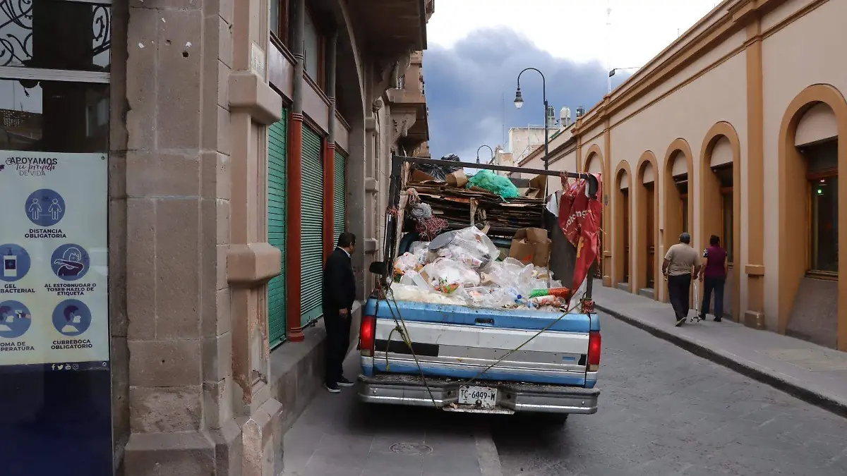 vehículos estacionados en banquetas