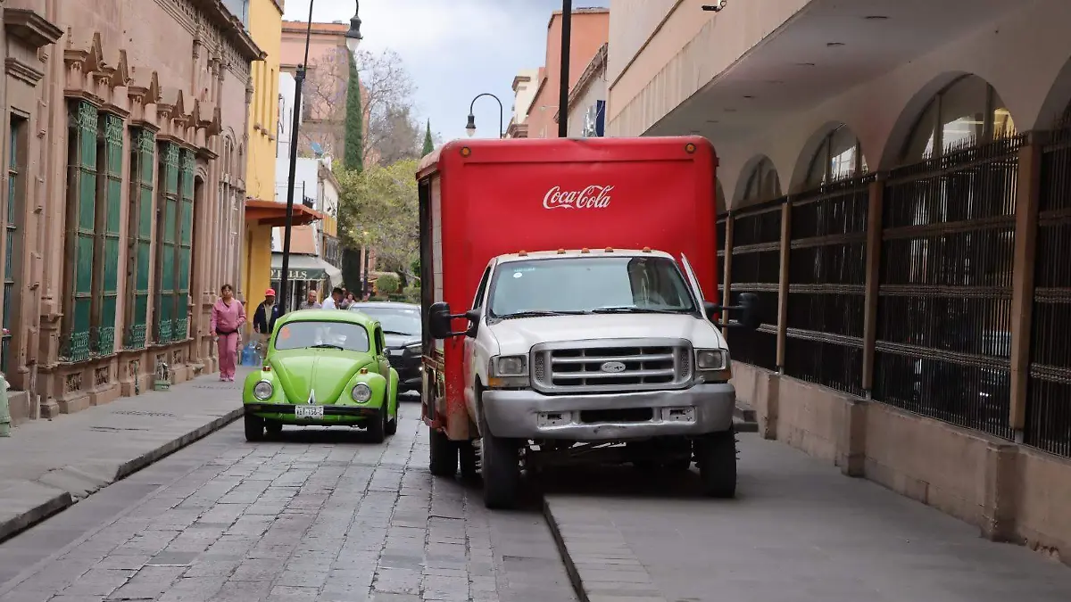 vehículos estacionados en banquetas