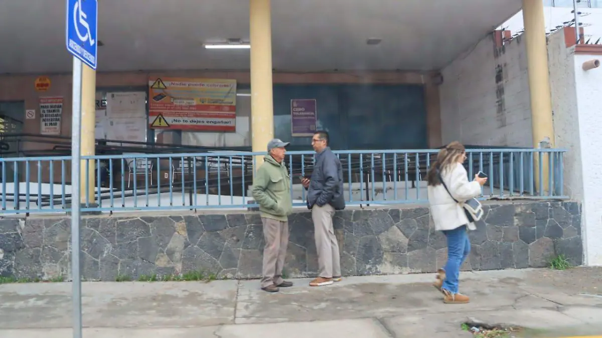 “asesores” afuera de SRE 