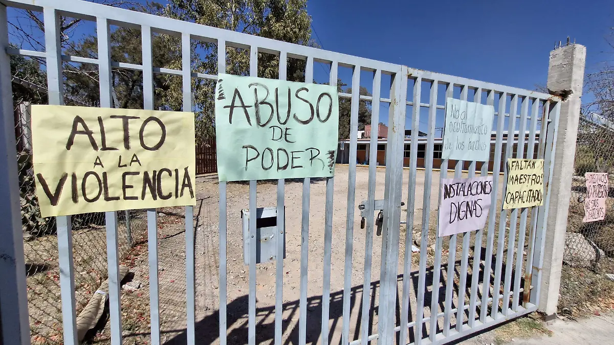 Estudiantes de la escuela Estatal de Teatro, permanecen en protesta