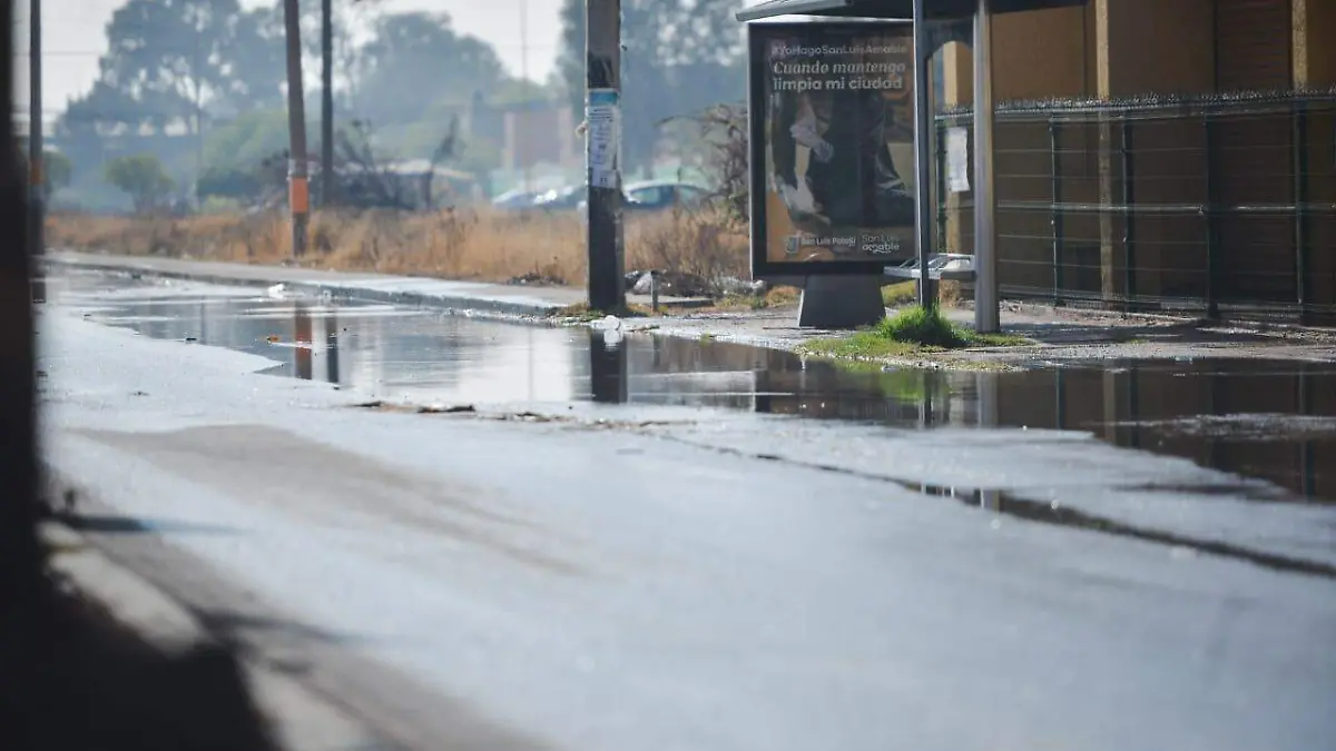 Fuga inunda un tramo de Industrias