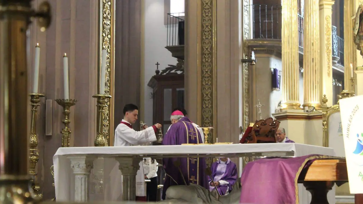 Potosinos acuden a la imposición de la Ceniza