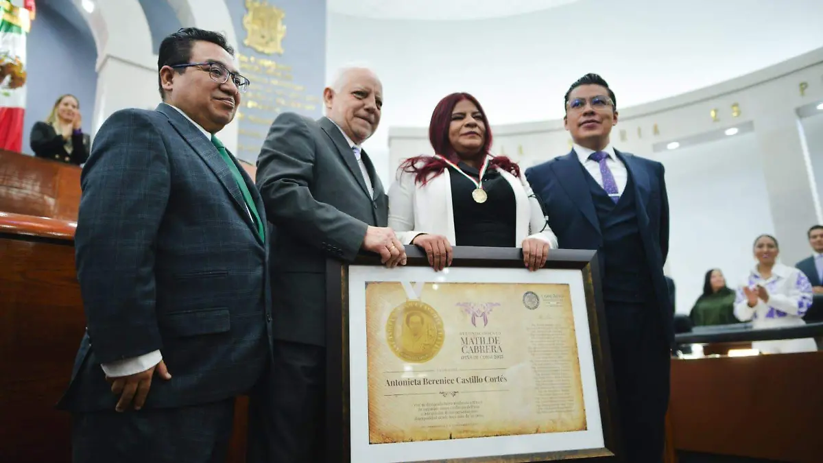 Maestra invidente recibe el premio “Matilde Cabrera” 2025