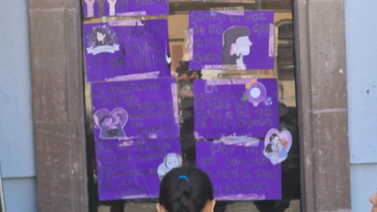 carteles en ventanas - 8M