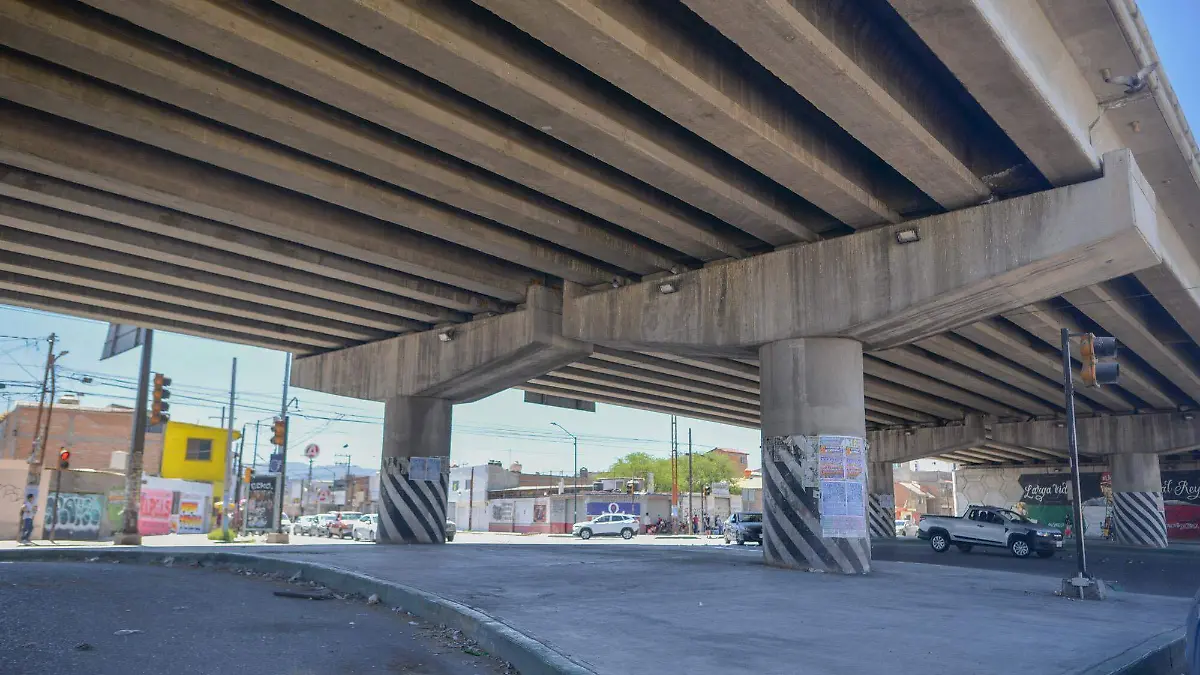  construcción de puente Vehicular en SGS