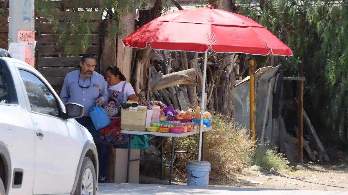 ambulantes afuera de escuelas 