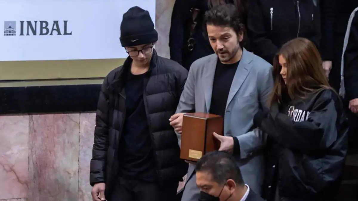 Diego Luna en homenaje a su padre