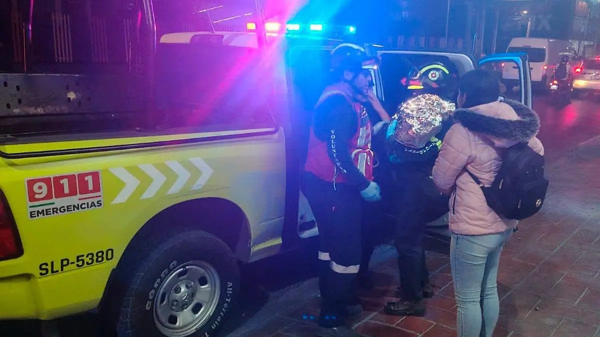 Mujer dio a luz en un auto descompuesto en Av. Universidad 