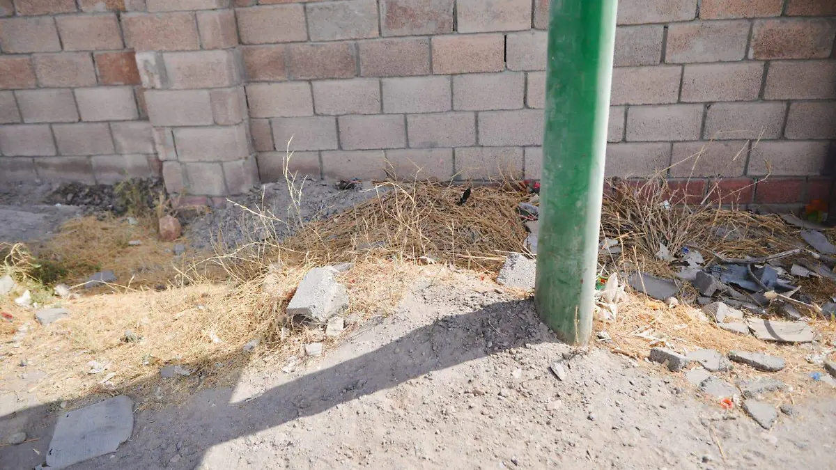 Pacientes renales enfrentan calles intransitables rumbo a una clínica en Soledad