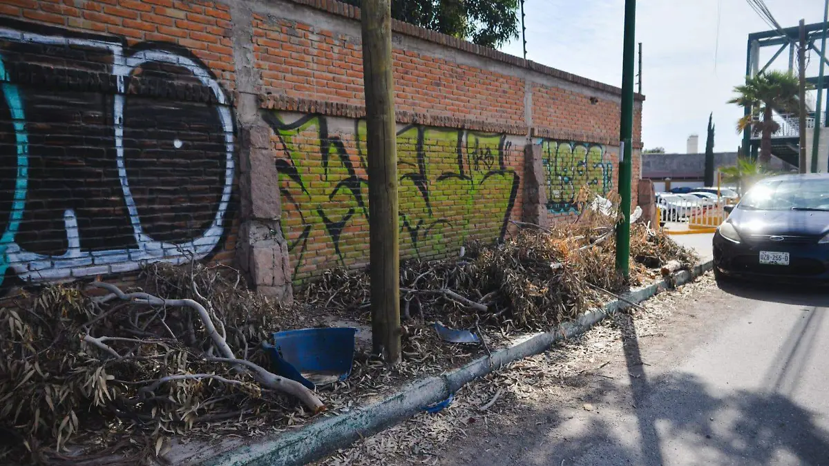 Pacientes renales enfrentan calles intransitables rumbo a una clínica en Soledad