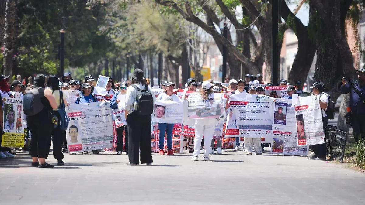 Madres buscadoras marchan 