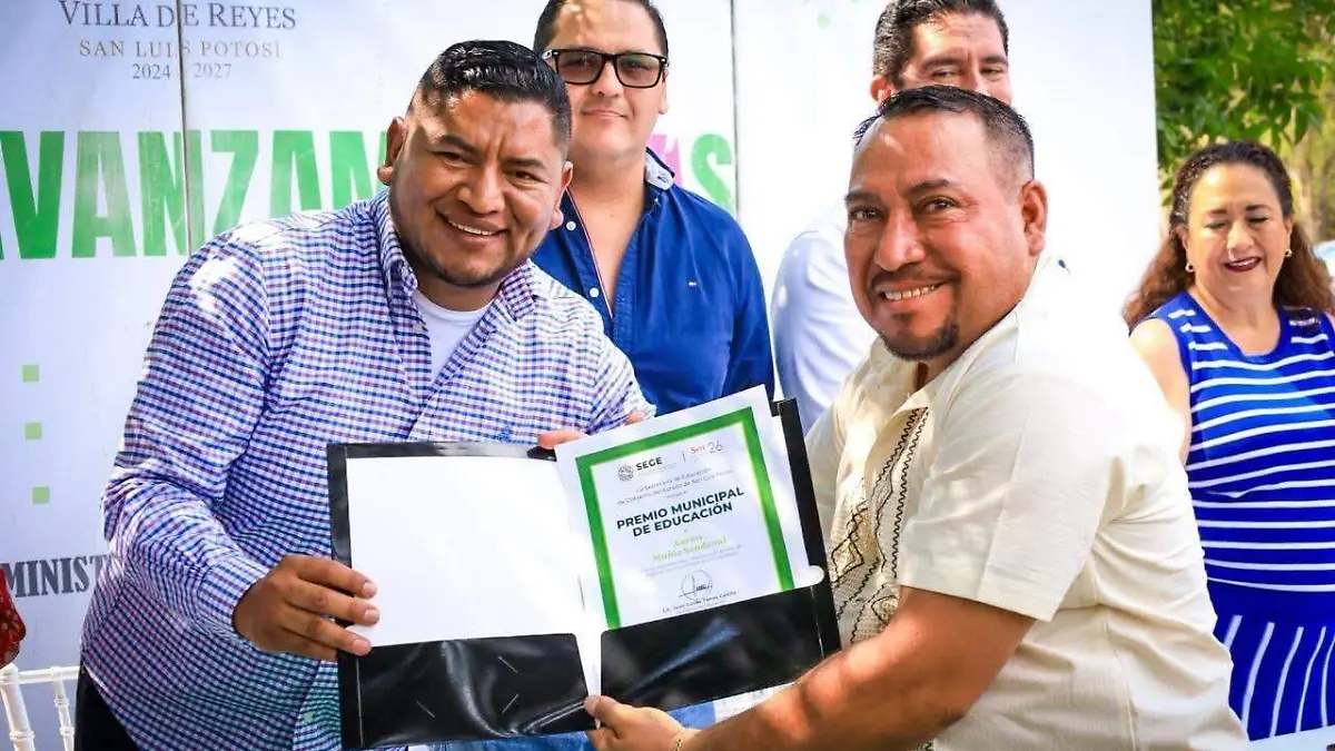 Homenajean a docentes en Villa de Reyes (1).jpg