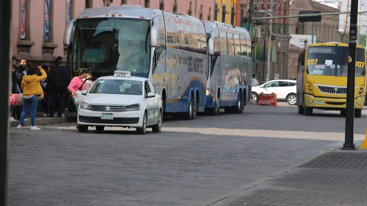 autobuses estacionados en parada de camion urbano