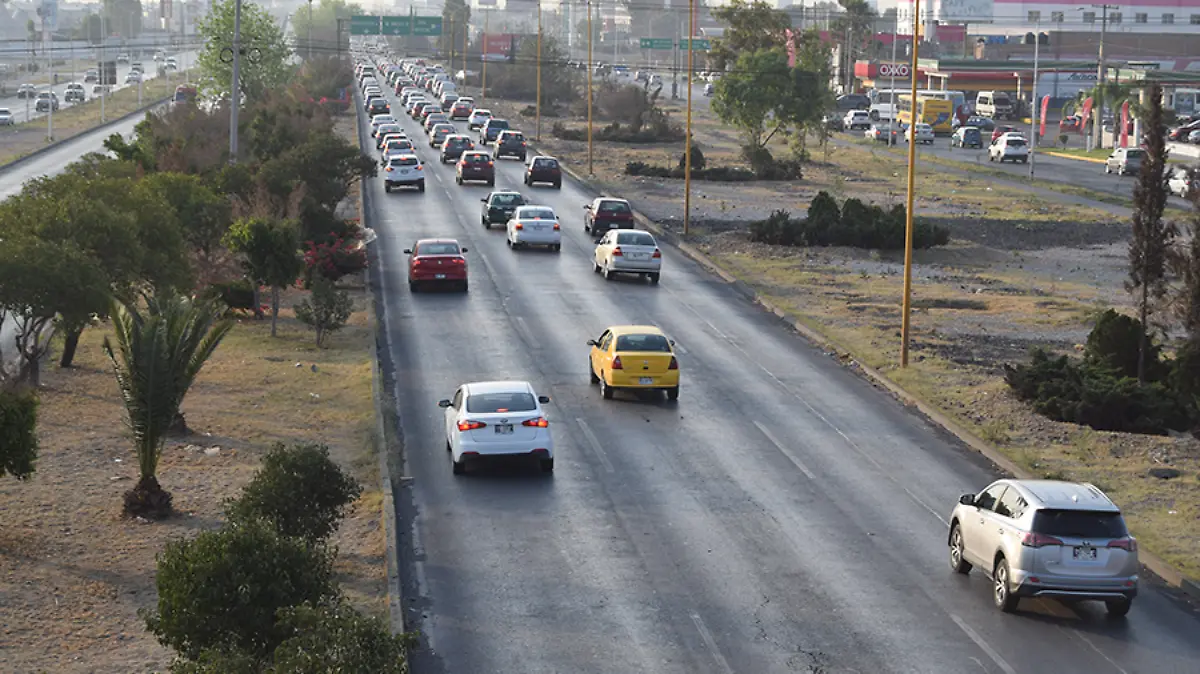 trafico-matutino-en-carrertera-57-rumbo-a-zona-industrial-(3)-DE