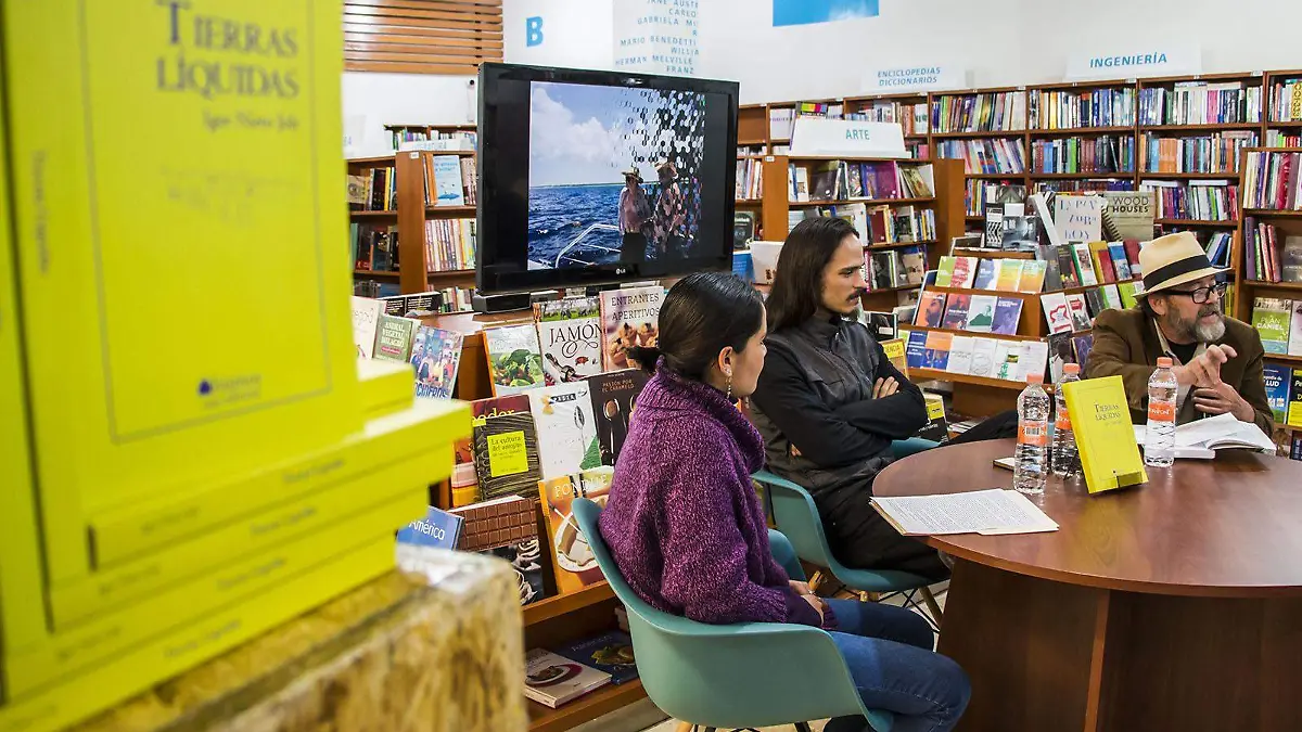 Presentación de Libro Tierras Liquidas en librería Universitaria  (4)