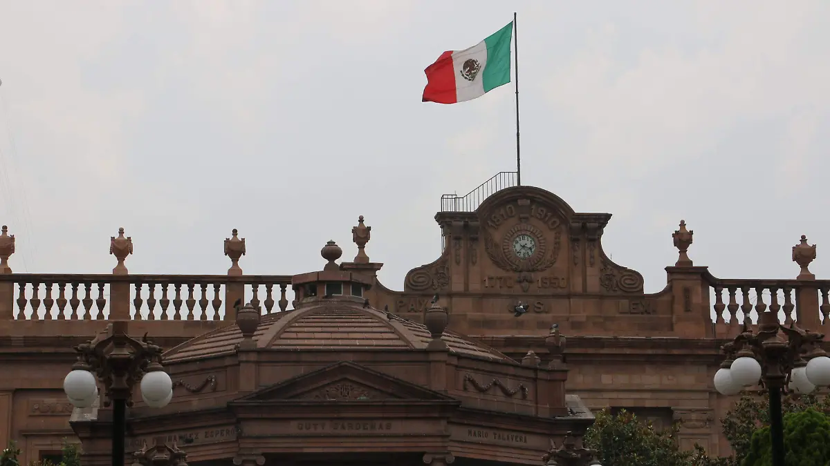 bandera ondea en palacio de gobierno (2)