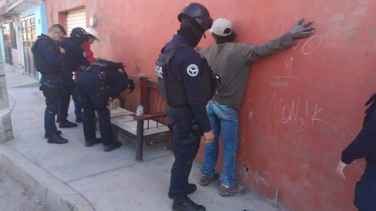 detenido esposado 3