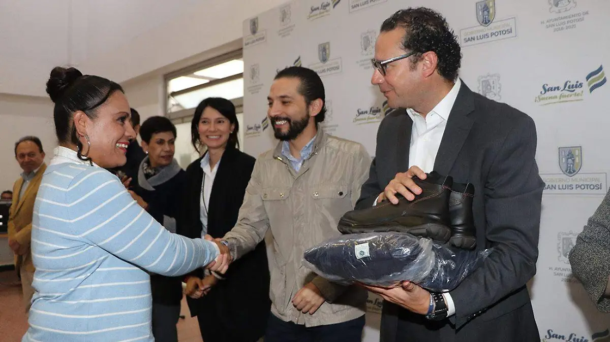 ENTREGA DE UNIFOERMES 4