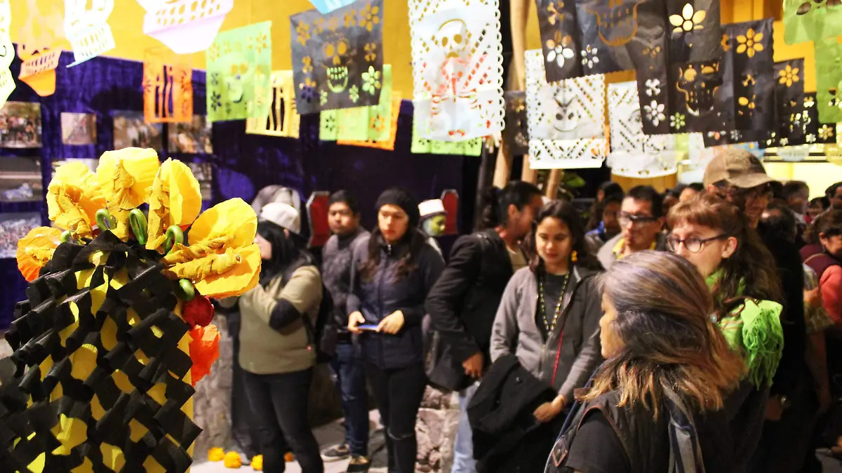 Asistentes conocen el altar