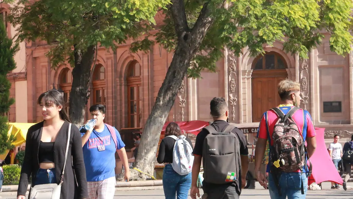 gente con y sin cubrebocas (2)